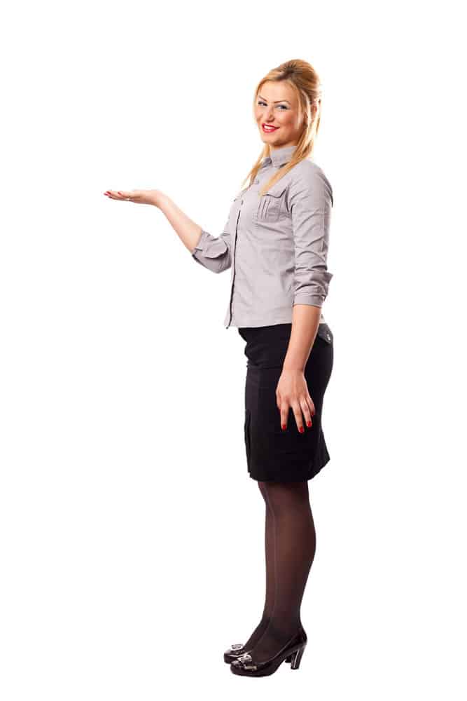 Frau präsentiert Preise für Website Erstellung